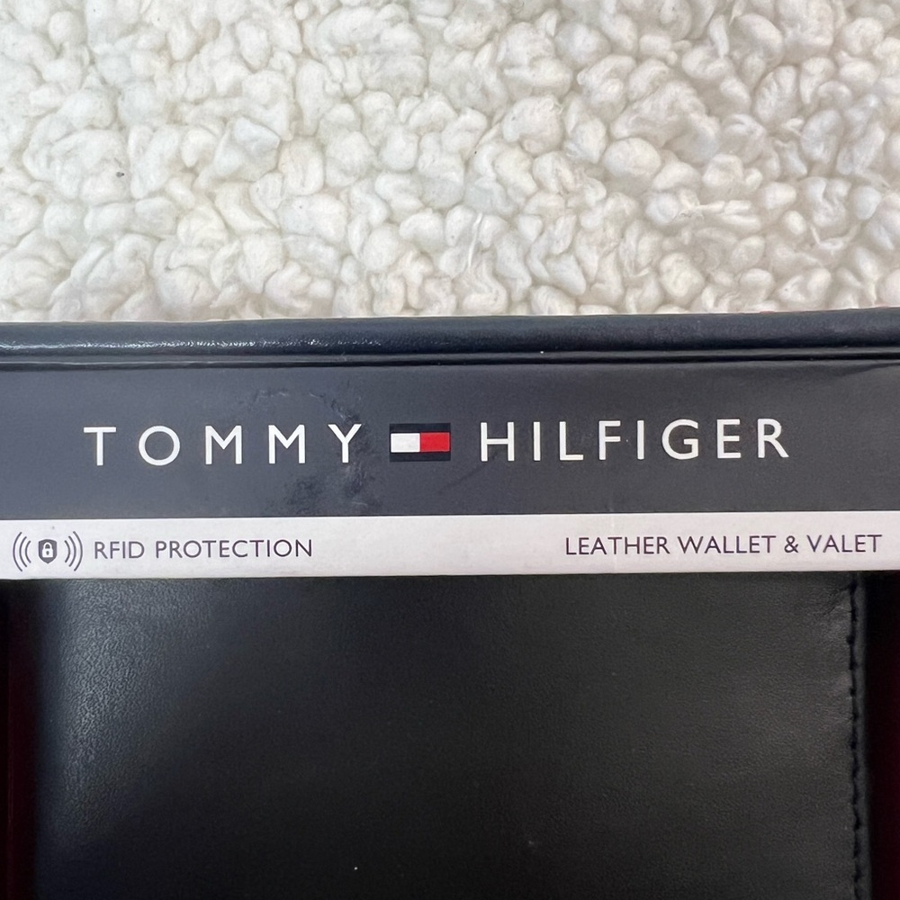 Tommy Hilfiger Bi-fold, RFID Protected Passcase Black Leather Wallet - Picture 3 of 8